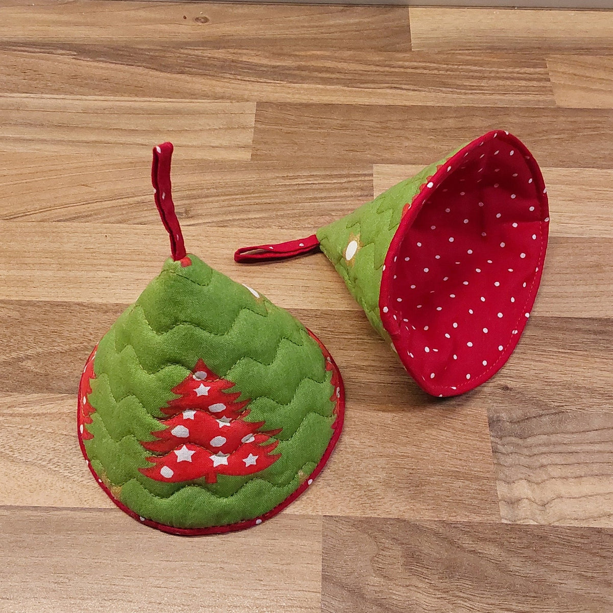 Set of two cone-shaped potholders