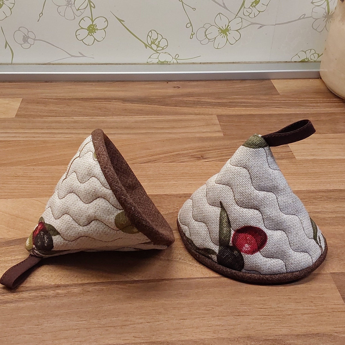 Set of two cone-shaped oven mitts